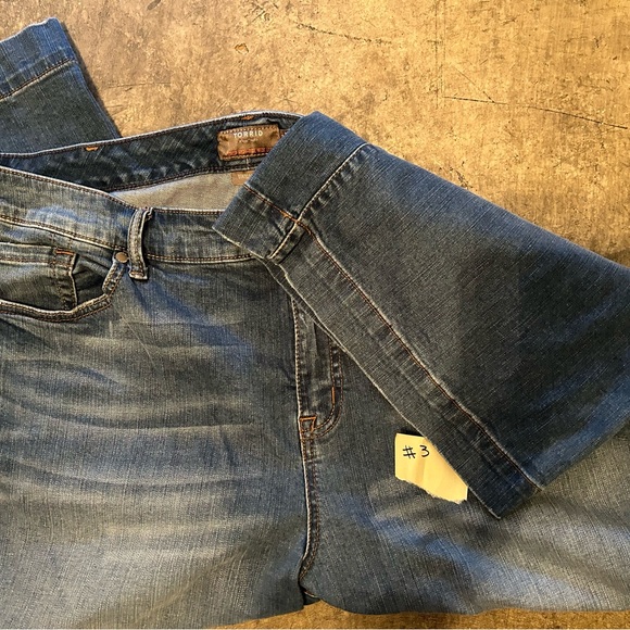 Torrid Vintage Stretch Crop Jeans Size 24. - Picture 2 of 2